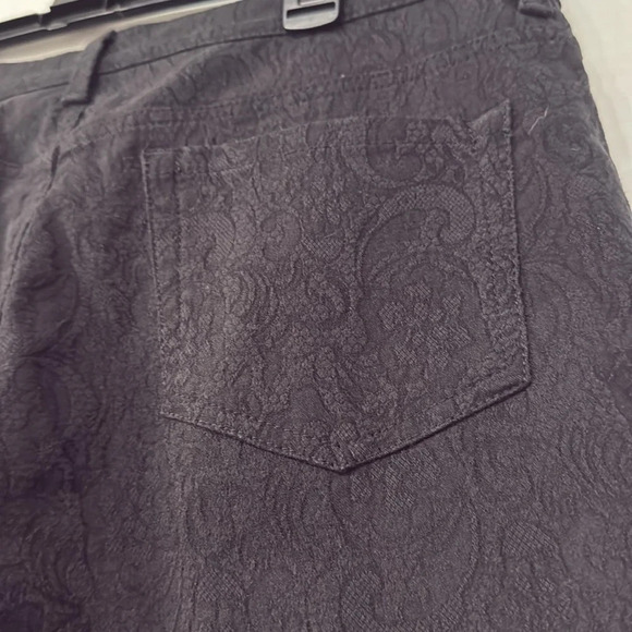 Gloria Vanderbilt Black Pants with Blk on Blk Tapestry Print Amanda Size 16 - Picture 9 of 10